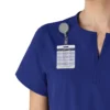 Blusa médica tipo túnica com decote em V da coleção Force Essentials para mulher