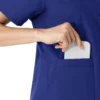 Blusa médica tipo túnica com decote em V da coleção Force Essentials para mulher