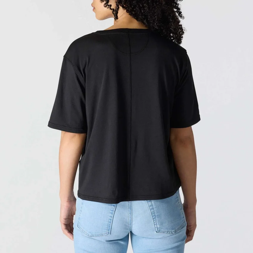 Camisas de gola redonda, corte largo e leve, com bolso, em Tencel
