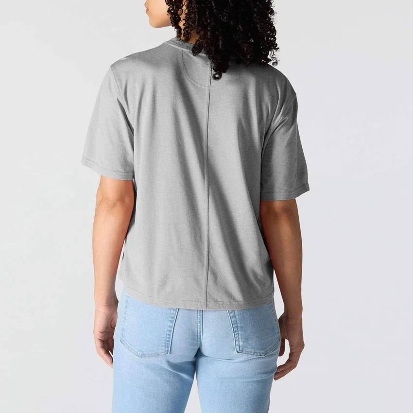 Camisas de gola redonda, corte largo e leve, com bolso, em Tencel