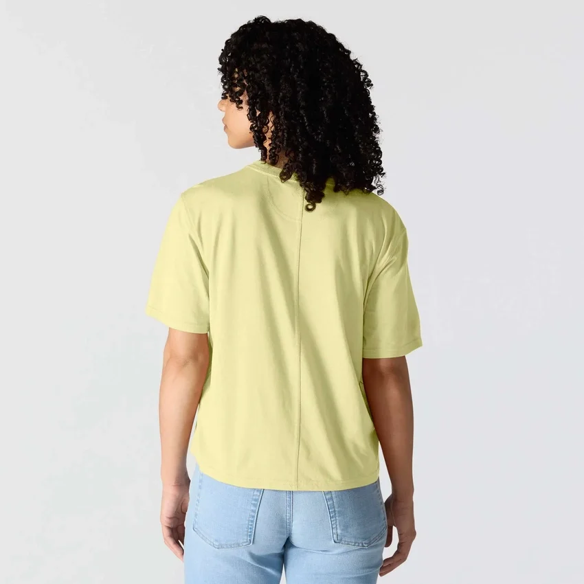 Camisas de gola redonda, corte largo e leve, com bolso, em Tencel