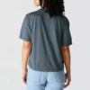 Camisas de gola redonda, corte largo e leve, com bolso, em Tencel
