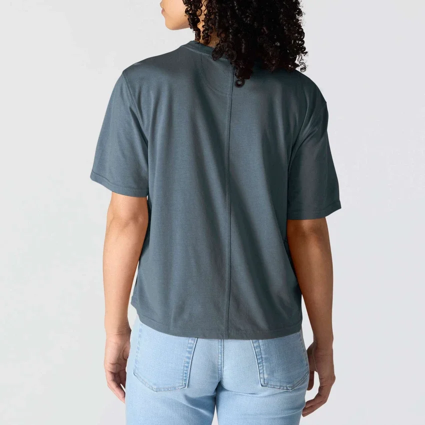 Camisas de gola redonda, corte largo e leve, com bolso, em Tencel