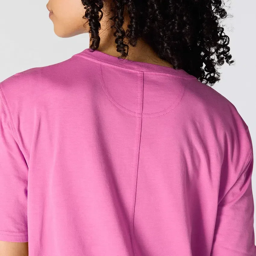 Camisas de gola redonda, corte largo e leve, com bolso, em Tencel