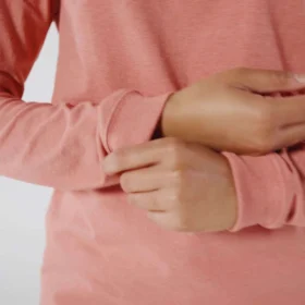Camisas femininas Dearborn de corte largo, com manguitos compridos e peso pesado, com logótipo