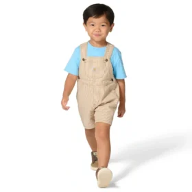Conjunto de 2 peças para meninos: Camisa de manguitos curtos e calções com riscas castanhas (crianças pequenas)