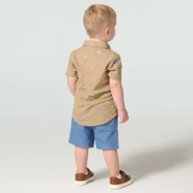 Conjunto de 2 peças para meninos: camisa estampada com manguitos curtos e calções de lona (crianças pequenas)