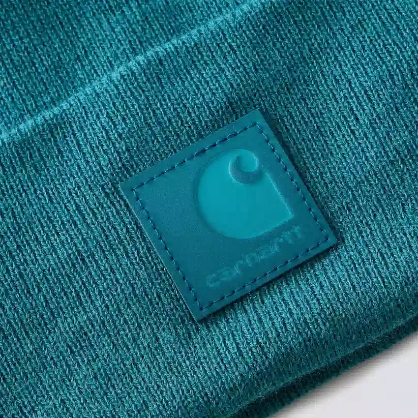 Gorro com remendo tonal