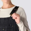 Macacão feminino isolado em lona lavada