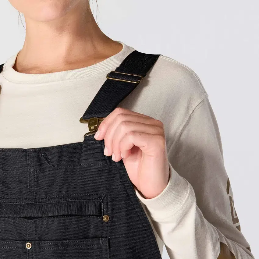 Macacão feminino isolado em lona lavada