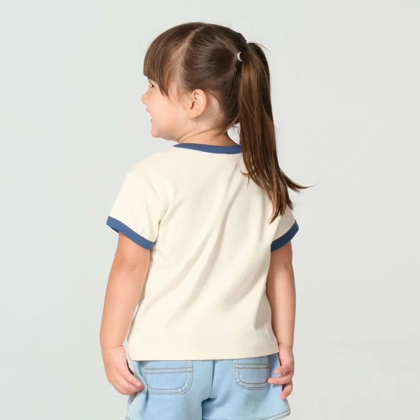 T-shirt de manguitos curtos com estampa floral «C» e gola com anel para meninas (Criança/Bebé/Jovem)