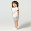 T-shirt de manguitos curtos com estampa floral «C» e gola com anel para meninas (Criança/Bebé/Jovem)