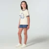 T-shirt de manguitos curtos com estampa floral «C» e gola com anel para meninas (Criança/Bebé/Jovem)