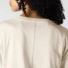 T-shirt feminina de manguitos longos com gola redonda e bolso, em Tencel