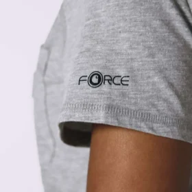 T-shirt feminina Force de corte descontraído, com bolso e tecnologia de absorção de humidade