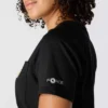 T-shirt feminina Force de corte descontraído, com bolso e tecnologia de absorção de humidade